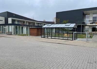 Bæredygtigt byggeri af skur ved plejehjem